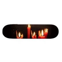 Gespenstische Kerzen in der Dunkelheit Skateboard Bretter