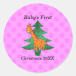 Giraffen-Rosaschneeflocken des Babys erste Weihnac Runde Sticker