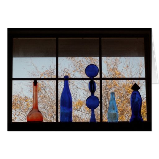 Glasflaschen in einem Fenster Karten