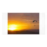 Gleitschirmfliegen auf dem Sonnenuntergang Photokarte