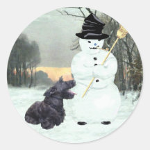 Glücklicher Scottish Terrier u. Schneemann Runde Aufkleber