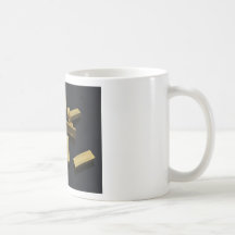 Goldbarren in der Masse auf einem schwarzen Hinter Kaffee Tasse