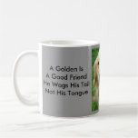 Goldener Retriever mit ordentlichem Redewendungens Kaffeehaferl