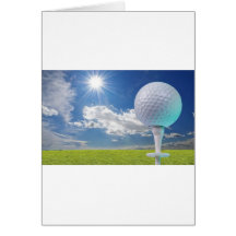 Golfball auf einem T-Stück mit Gras Grußkarte