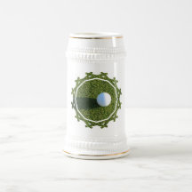 Golfball auf Golf-Grün-Bier Stein Haferl
