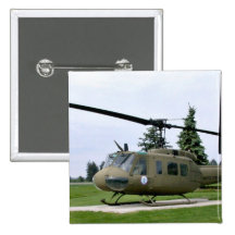 Grauer Hubschrauber in der grünen Landschaft Anstecknadelbuttons