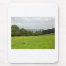 Grüne Wiese. Landschaftslandschaft. Gewohnheit Mousepads