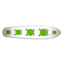 Grüner Frosch. Schauen verwirrt Skateboard Bretter