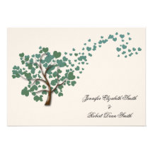 Grüner Herz-Baum auf Elfenbein-Hochzeit Einladung