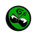 Grünes alien-schwindlige Wand-Uhr