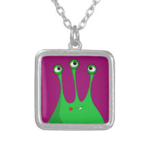 Grünes Cartoon-alien Amuletten
