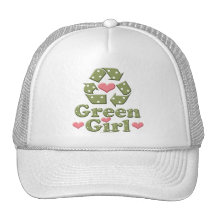 Grünes Mädchen recyceln das Recyceln des Hutes Trucker Mützen