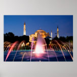 Hagia Sophia und Brunnen nachts in Istanbul Plakate