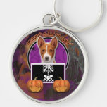 Halloween - gerade ein Lil gespenstisch - Basenji Schlüsselbänder