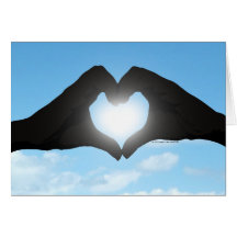Hände in der Herz-Form-Silhouette auf blauem Himme Grußkarte