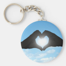 Hände in der Herz-Form-Silhouette auf blauem Himme Schlüsselanhänger