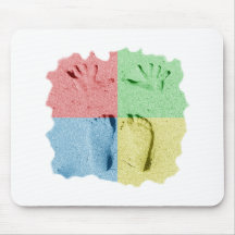 Handfuß-Drucke in der Farbe des Sandes vier Mousepads