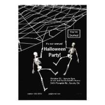 Hängendes Skelett-Halloween-Party Einladungskarte