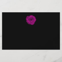 Helle rosa Rose. Schwarzer Hintergrund Individuelle Flyer
