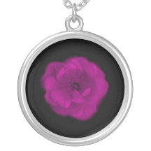 Helle rosa Rose. Schwarzer Hintergrund Halskette