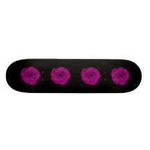 Helle rosa Rose. Schwarzer Hintergrund Skateboard Bretter