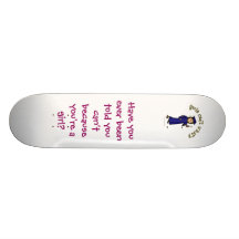 Heller Frauen-Absolvent im blauen Kleid Skateboard Bretter