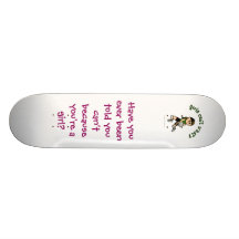Heller weiblicher Volleyball-Spieler in der grünen Skateboarddeck