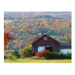 Herbst-Scheune und Hügel Postkarte