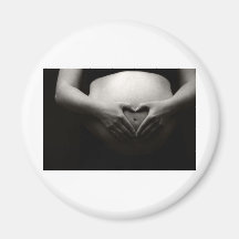 Herz auf einem schwangeren Bauch Kühlschrankmagnet