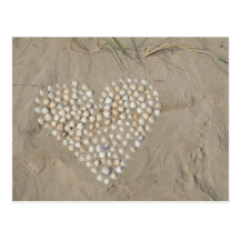 Herz aus Muscheln am Strand Postkarte