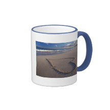 Herz gezeichnet auf dem Strand Kaffeetasse