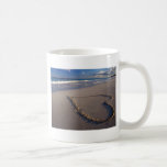 Herz gezeichnet auf dem Strand Kaffeetassen