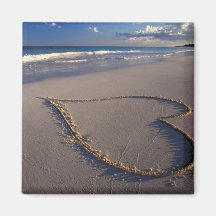 Herz gezeichnet auf dem Strand Kühlschrankmagnet