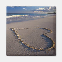 Herz gezeichnet auf dem Strand Magnete