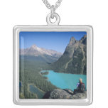 Hiker übersehender Türkis-farbiger See Amulett