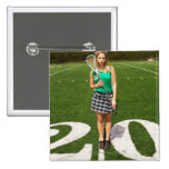 Holding des Highschool Lacrossespielers (16-18) Anstecknadelbutton