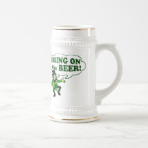 Holen Sie auf den Bier-Kobold Tee Tasse
