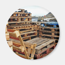 Hölzerne Paletten auf dem Dock-Magneten