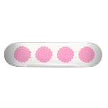 Hübsche rosa Blume. Weißer Hintergrund Skateboarddeck