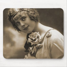hübsches Mädchen mit einer Rose Mauspad
