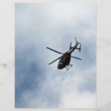 Hubschrauberfliegen in Richtung zum blauen Himmel Bedruckte Flyer