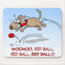 Hund, der einen roten Ball jagt mousepads