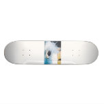 Hund, der im Wasser-Skateboard spritzt Individuelle Skateboards