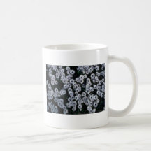 Hunderte von den weißen Blumen Kaffee Tasse