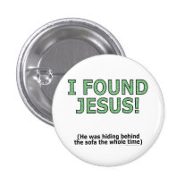 Ich fand Jesus! Er versteckte sich hinter dem Sofa Anstecknadelbutton