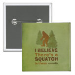 Ich glaube, dass es SQUATCH in diesem Holz gibt Anstecknadel