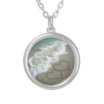 Ineinander greifenherzen auf dem Strand Personalisierter Schmuck