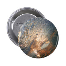 Innerhalb der surfenden Welle des Rohrs Anstecknadelbutton
