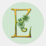 Irisches Goldmonogramm E Runder Aufkleber