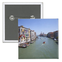 Italien, Venedig, Boote auf Kanal in der Stadt Anstecknadelbuttons